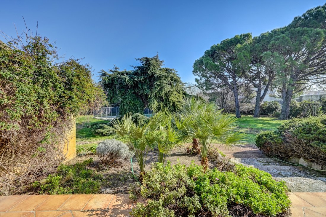 House With 4/5 Bedrooms, Pool And In Arles, Provence Alpes Côte D'azur, France For Sale (12520653)