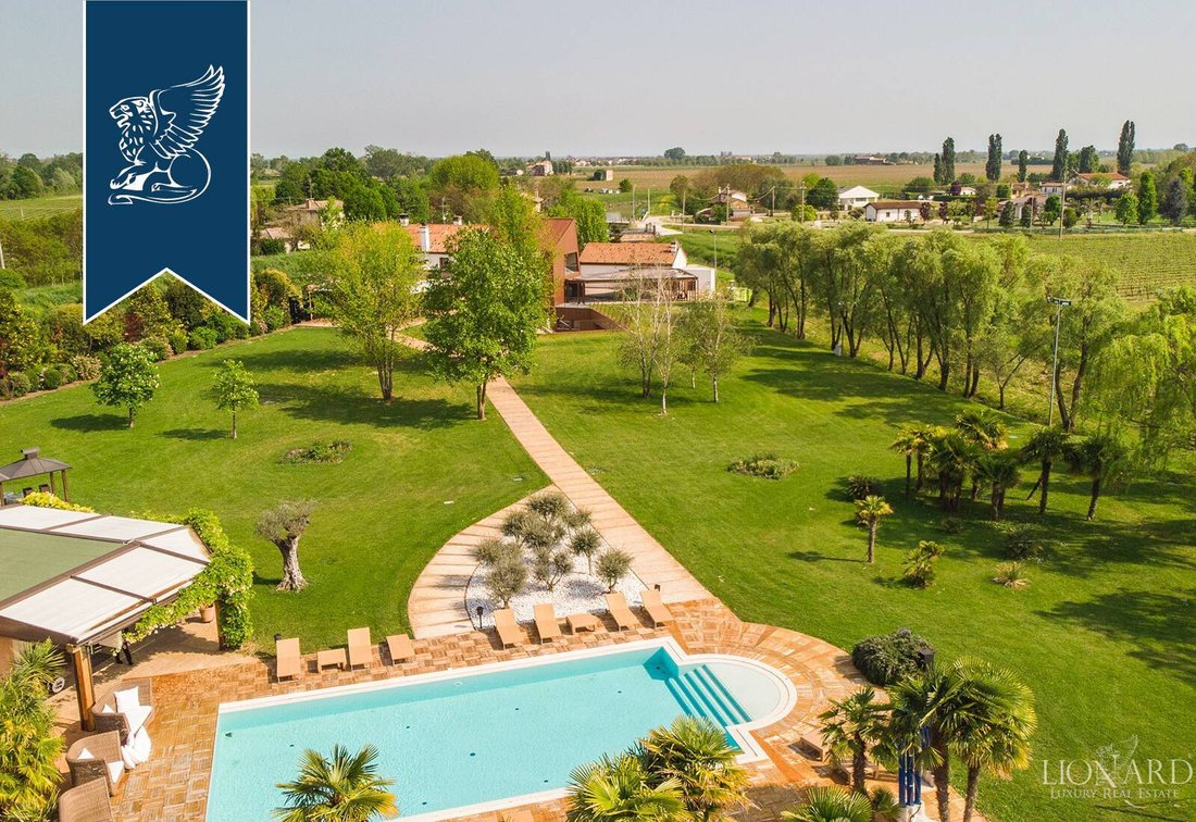 Luxurious Modern Villa On The Outskirts Of Venice In Italy For