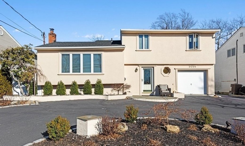 House Bellmore In Bellmore, New York, United States For Sale (12526115)