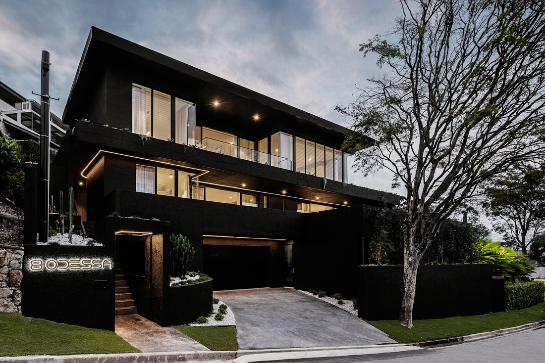 North Facing Luxury Home With City In Holland Park West, Queensland