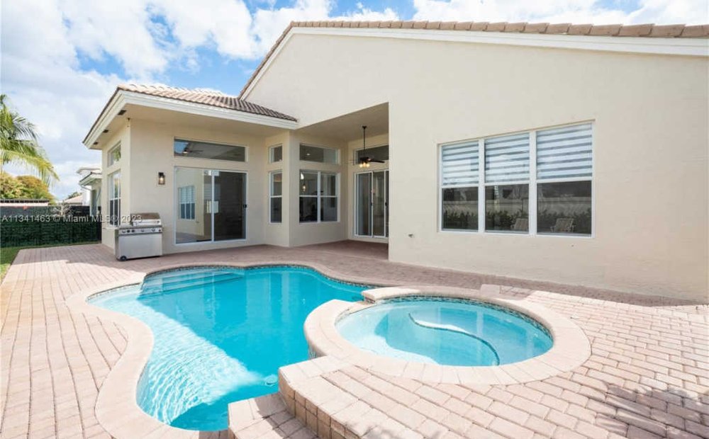 Viviendas de lujo con piscina en venta en Miramar, Florida | JamesEdition