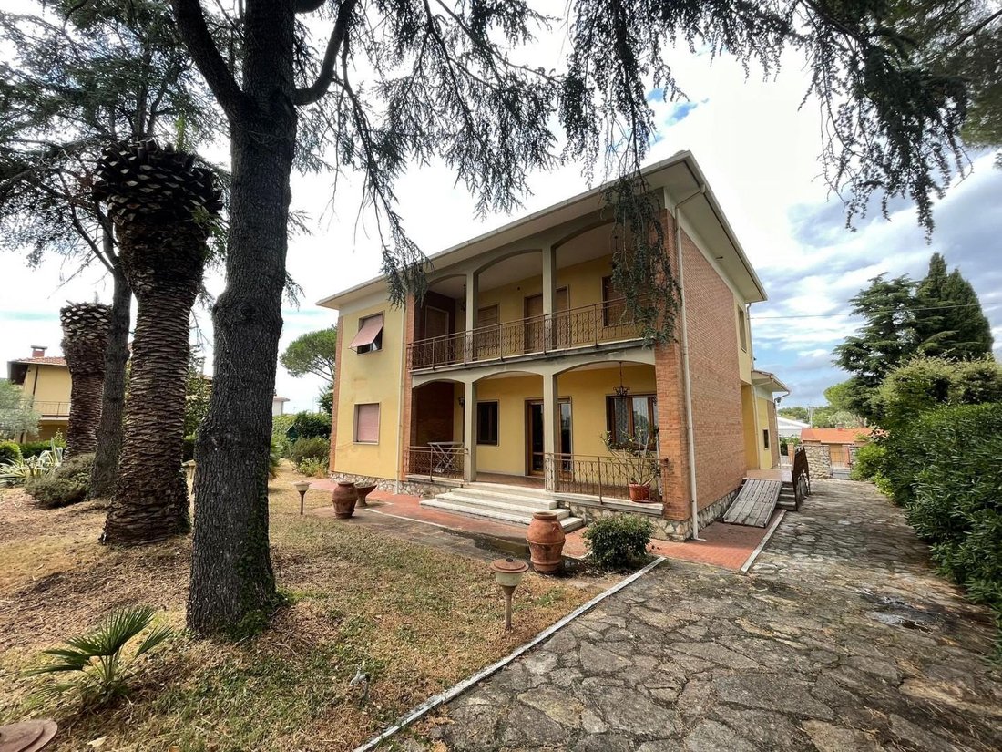 Villa In Vendita A Cecina(li) In Buono Composto Da In Cecina, Tuscany
