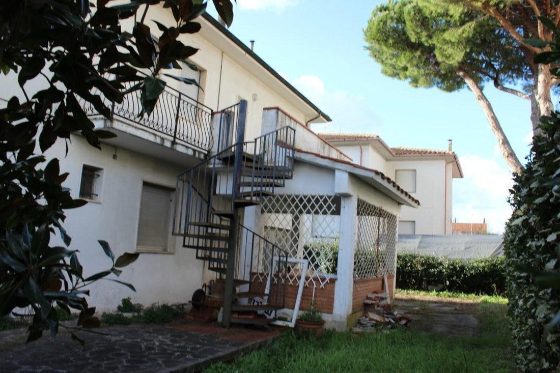Villa In Vendita A Cecina(li) In Buono Composto Da In Cecina, Tuscany ...