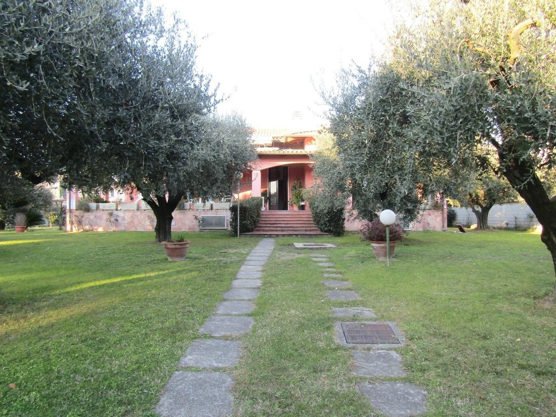 Villa in Marina di Carrara, Tuscany, Italy 2 - 12567964