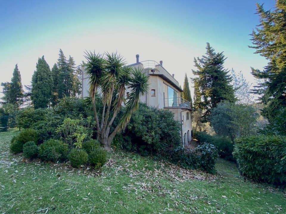 Villa In Vendita A Camaiore(lu) In Ottimo Composto Da 11vani