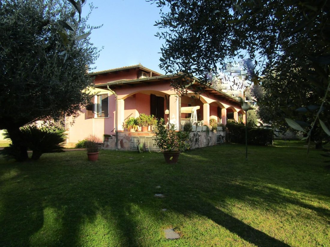 Villa in Marina di Carrara, Tuscany, Italy 1 - 12567964