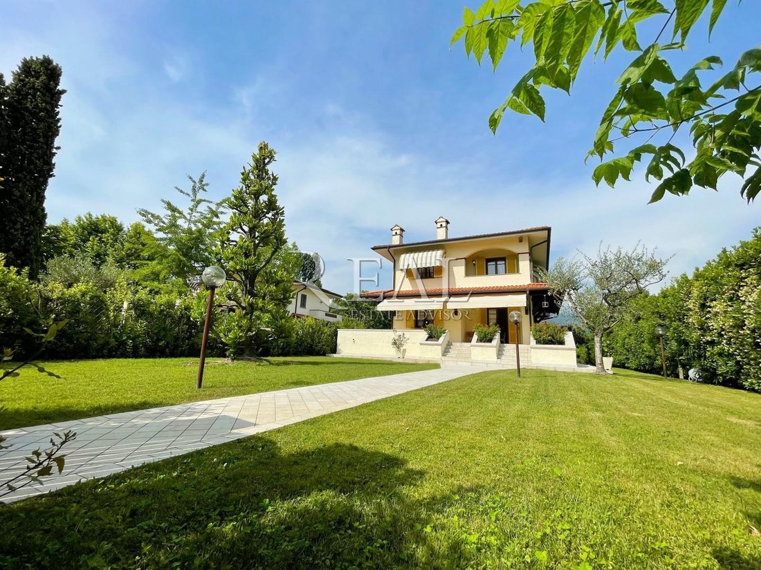 Villa In Vendita A Forte Dei Marmi(lu) In In Forte Dei Marmi, Tuscany ...