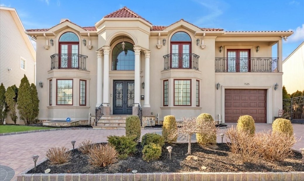 Beautiful Custom Built Colonial In Atlantic Beach, New York, United