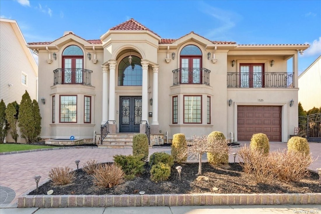 Beautiful Custom Built Colonial In Atlantic Beach, New York, United