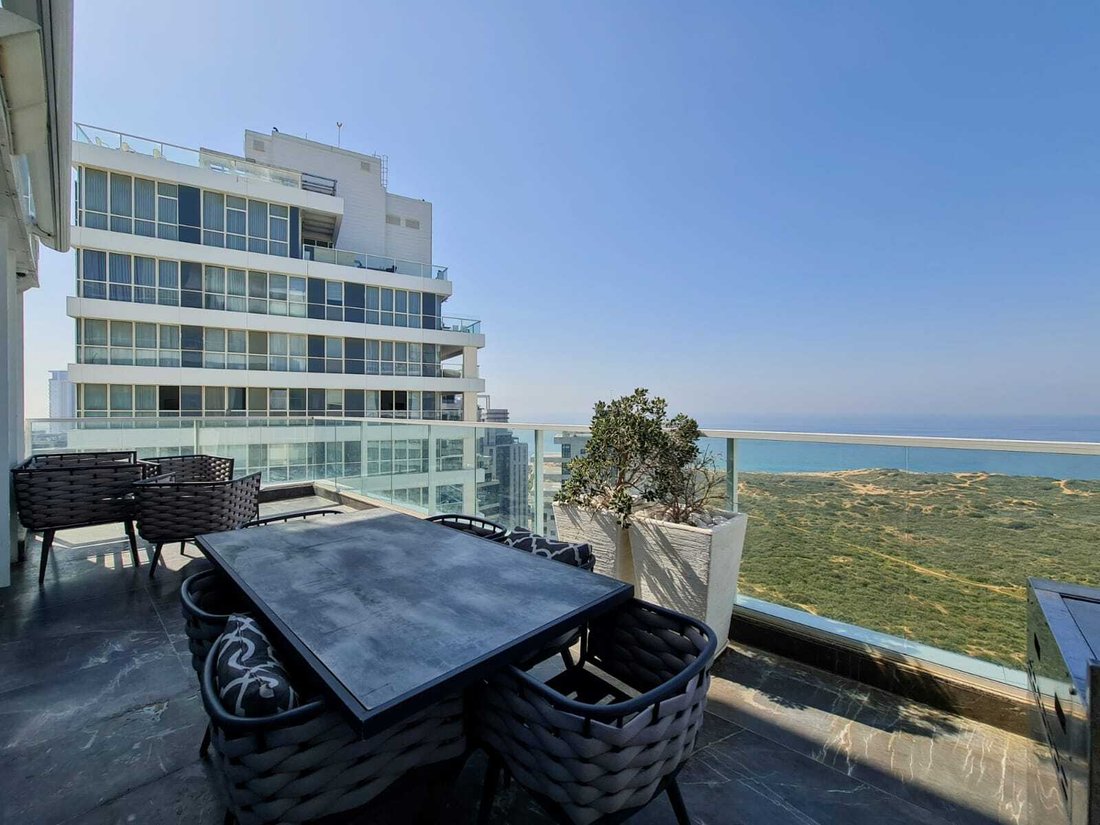 A Large And Spacious Mini Penthouse With A In Netanya, Center District ...