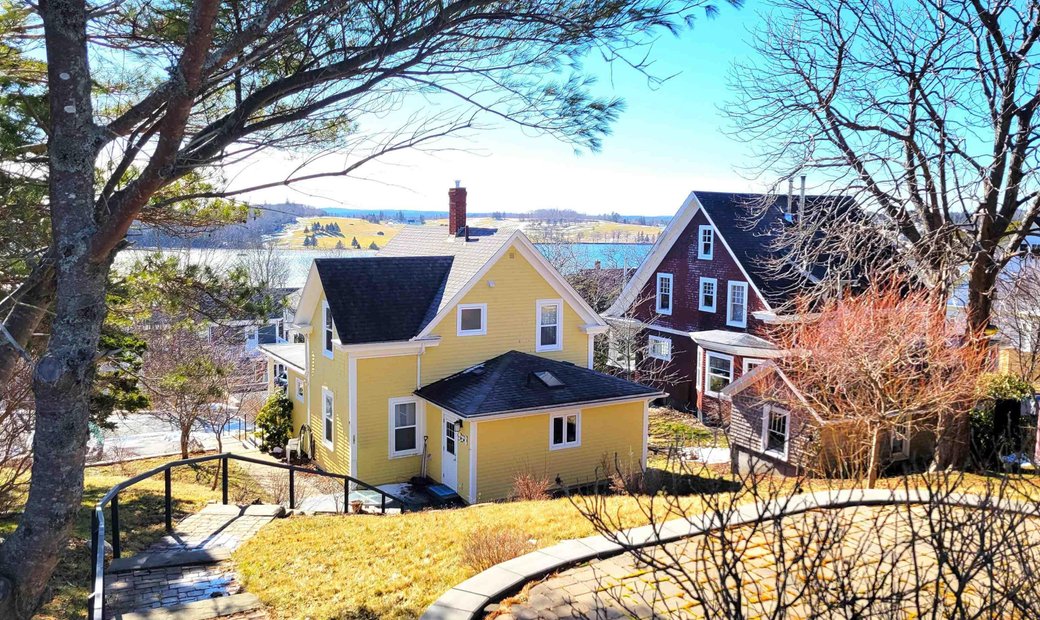 399 Lincoln Street, Lunenburg, Ns B0 J 2 C0 In Lunenburg, Nova Scotia
