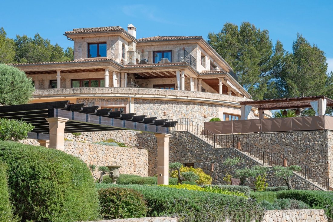 By Us Exclusive „Aspen Style Mansion“ In In Calvià, Balearic Islands