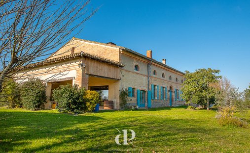 Luxury homes for sale in Beaumont de Lomagne Occitanie France