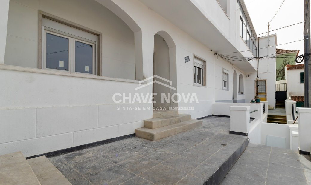 Building >=10 Bedroom Sell Em Almada, Cova Da In Almada, Setubal
