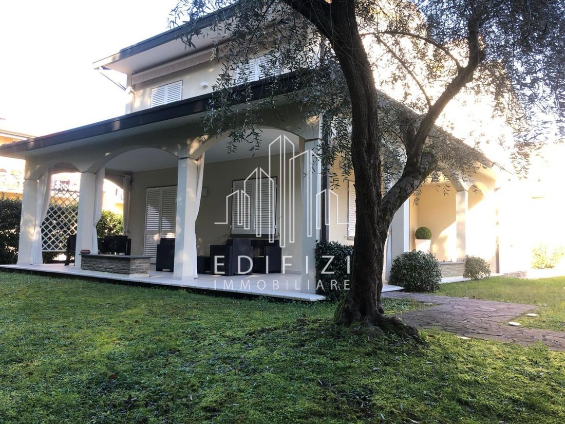 Villa in Ronchi, Massa, Italy 1 - 12583601
