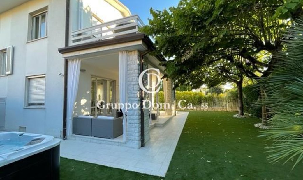 Villa In Vendita A Forte Dei Marmi(lu) In In Forte Dei Marmi, Italy For