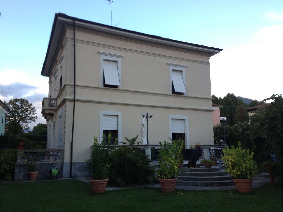 Villa in Barga, Tuscany, Italy 5 - 12584725