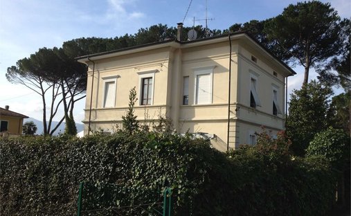 Villa à Barga, Toscane, Italie 1