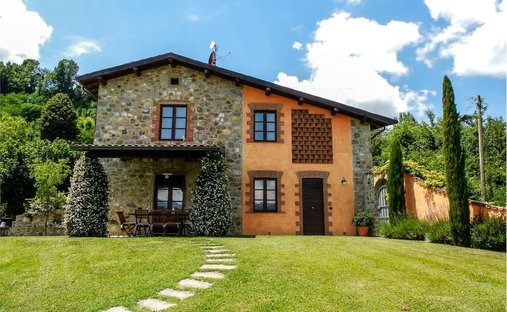 Estate in Camporgiano, Tuscany, Italy 1