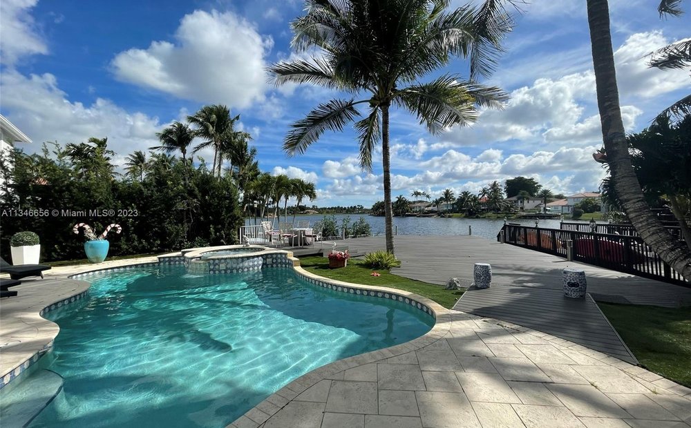 Viviendas de lujo con piscina en venta en Doral, Florida | JamesEdition