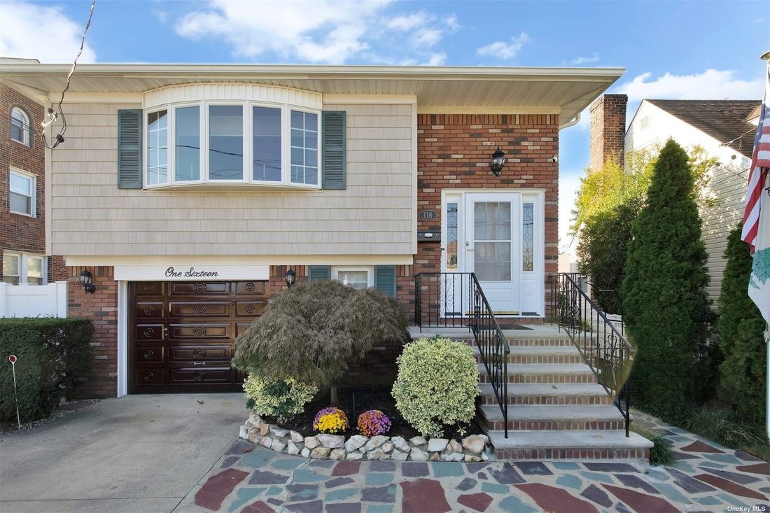 House Valley Stream In Valley Stream, New York, United States For Sale