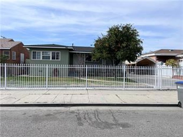 Lujo casas con terraza en venta en Lynwood, California | JamesEdition