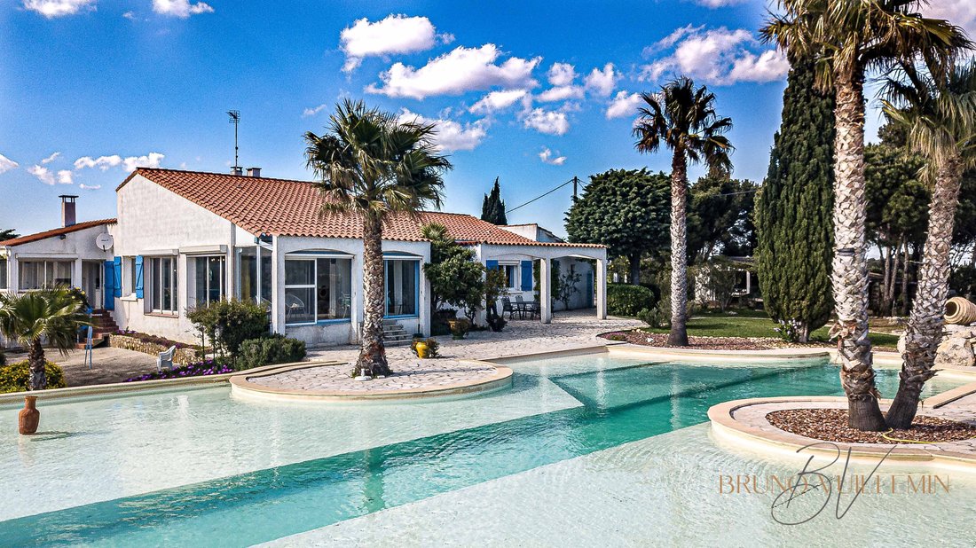 Villa De 235sqm Hab. Sur Terrain De 4.900sqm In Narbonne, Occitanie