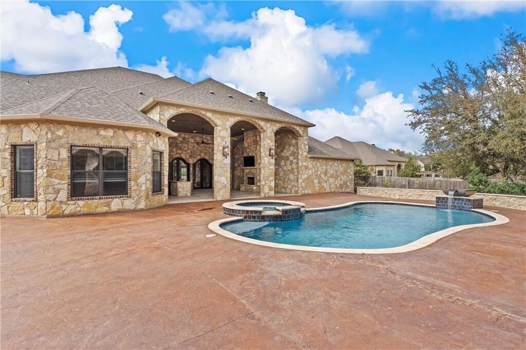 6 Bedrooms Single Family Detached In China Spring, Texas, United States