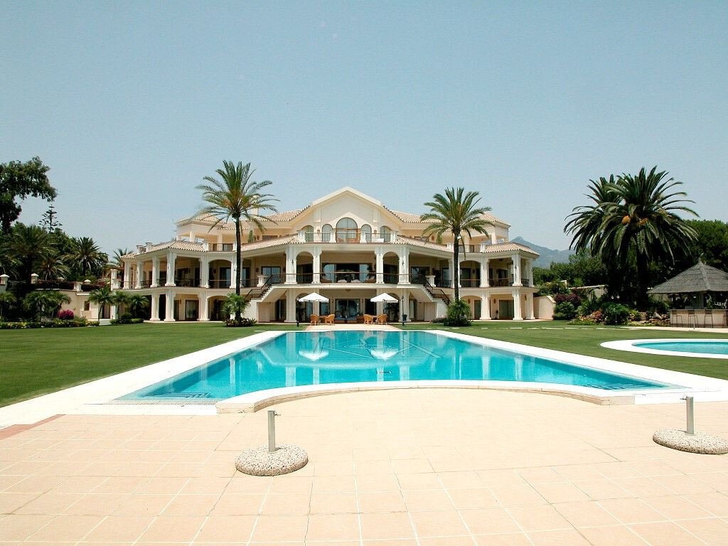 Spectacular Frontline Beach Mansion In The Golden In Marbella