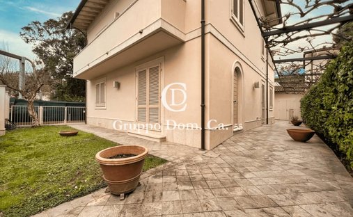 Villa in Vittoria Apuana, Forte dei Marmi, Tuscany 1