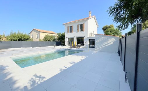 Villa in Nevons-route d'Apt, L'Isle-sur-la-Sorgue, France 1