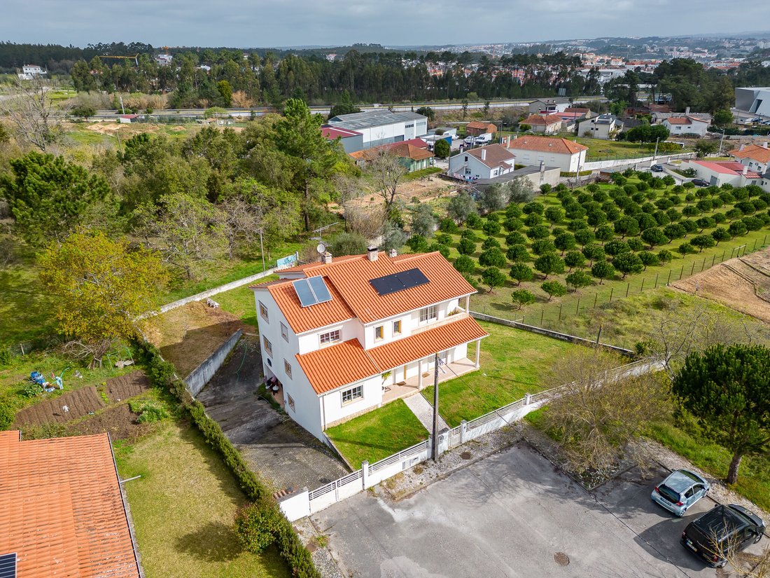 House With 3 Floors, 5 Badrooms, Garden In Leiria, Leiria District