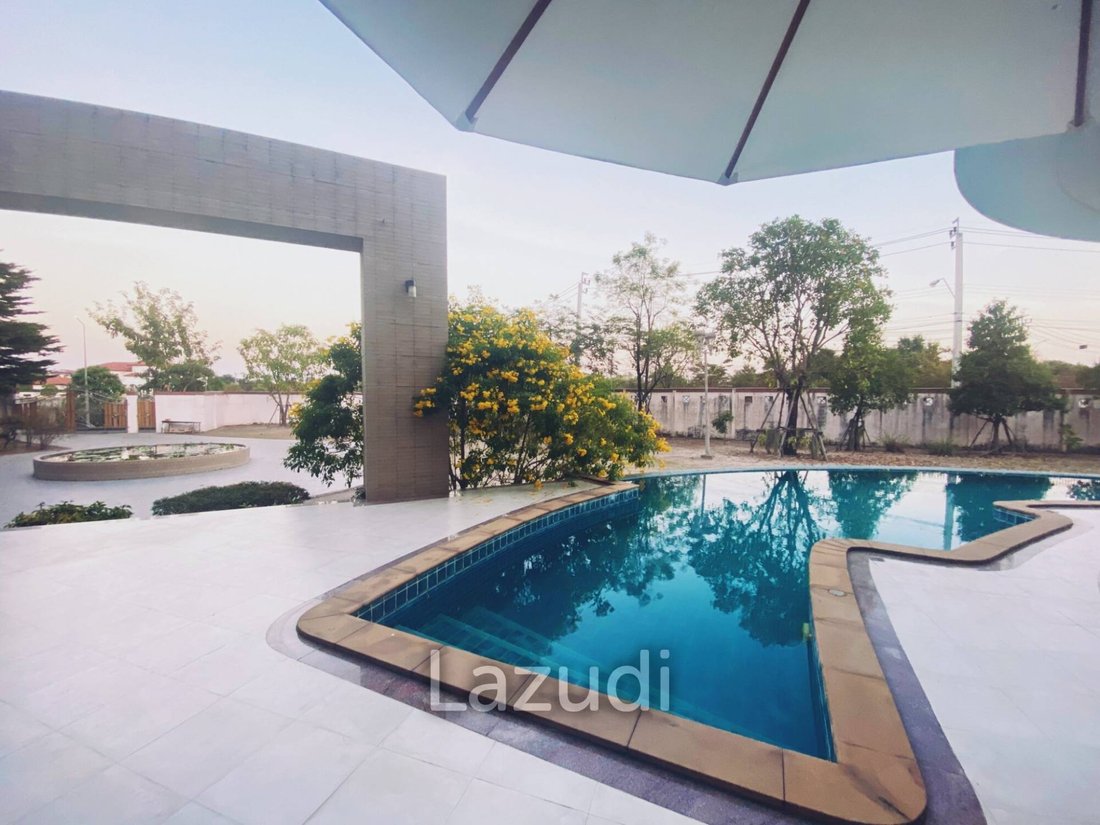 Villa in Bang Chan, Bangkok, Thailand 1 - 12638003