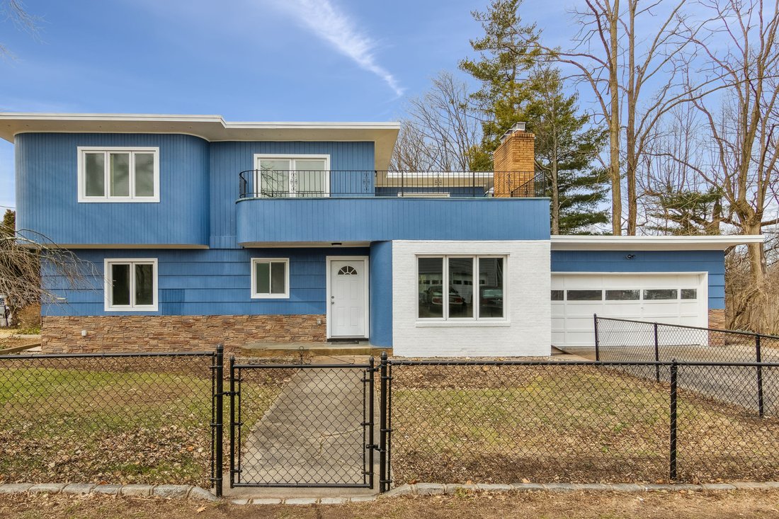 7 Virginia Avenue, Port Washington, In Port Washington, New York