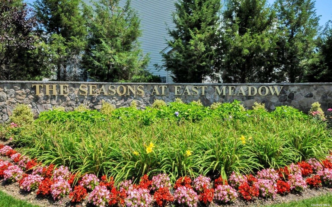 Condo East Meadow In East Meadow, New York, United States For Sale