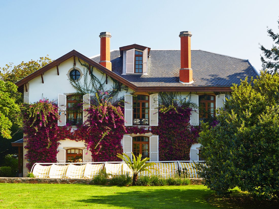 Exquisite House With Pool And Well Cared Gardens In In Bergondo