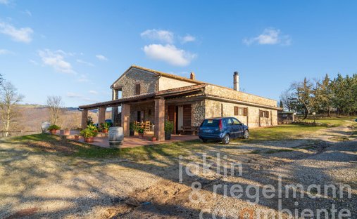 Luxury farm ranches for sale in Roccalbegna, Tuscany, Italy | JamesEdition