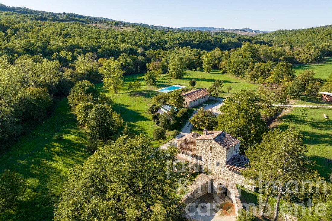 Estate in Todi, Umbria, Italy 1 - 12347341