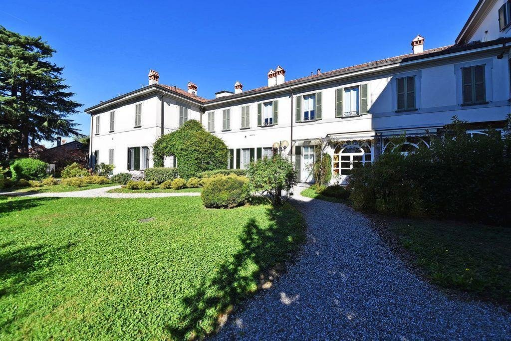 Villa in Besana in Brianza, Lombardy, Italy 1 - 12448255