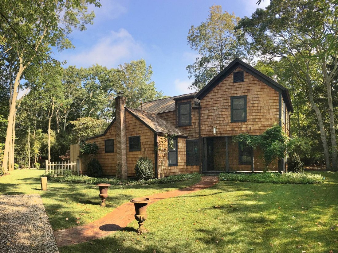 Classic Amagansett Village Farmhouse In Amagansett, New York, United ...