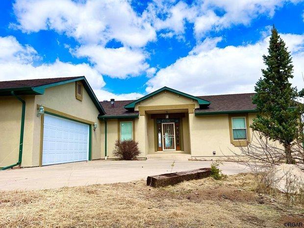 Lujo casas en venta en Lincoln Park, Colorado | JamesEdition