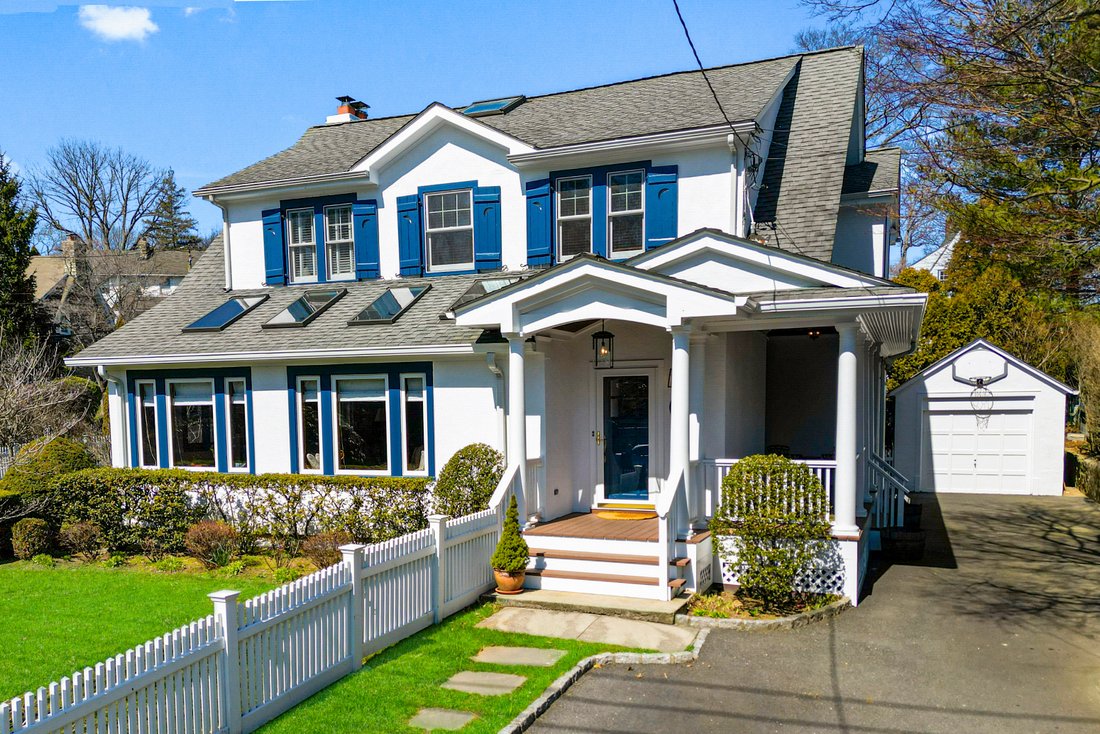 Larchmont Village Beauty In Larchmont, New York, United States For Sale