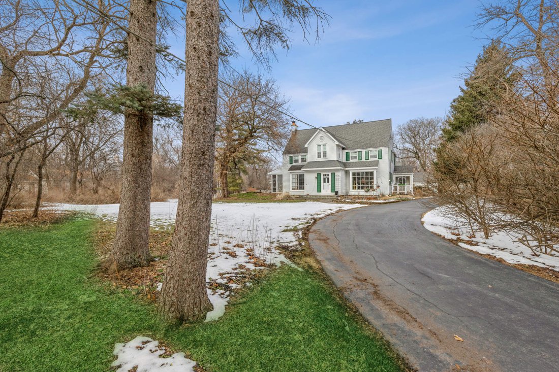 Perfectly Situated Farmhouse In Libertyville, Illinois, United States For Sale (12671452)