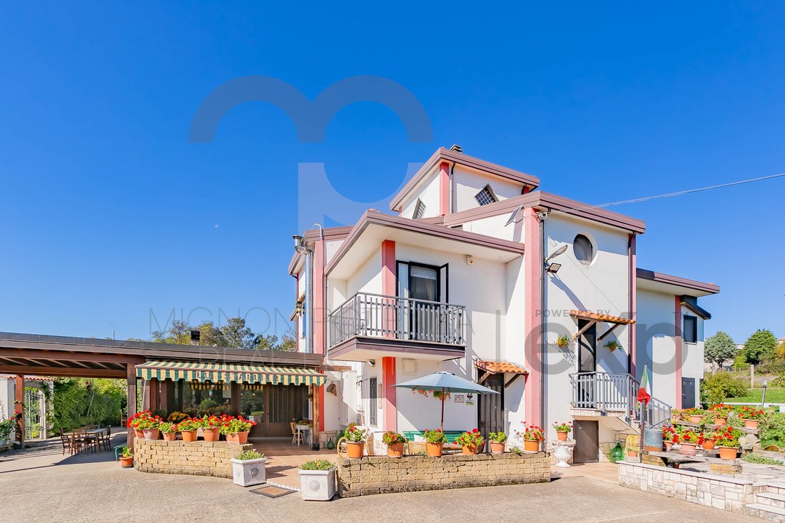 Villa en Monteleone di Puglia, Apulia, Italia 1 - 12671680