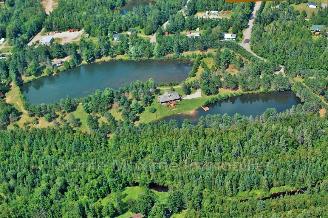 Chalet Situé Au Canada, Quebec, Secteur Des In Lac Supérieur, Quebec