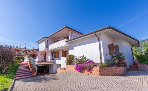 Villa in Pietrasanta, Tuscany, Italy 1