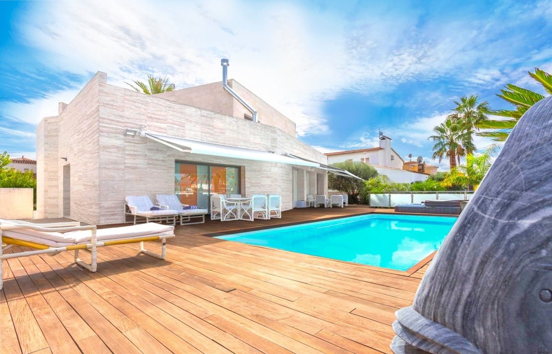 Luxurious And Modern Property With 25 Meters In Empuriabrava, Catalonia, Spain For Sale (12674861)