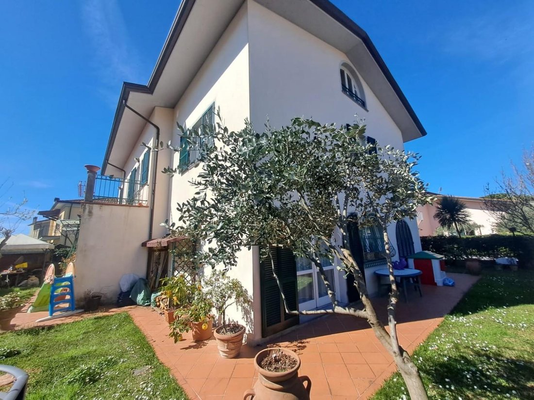House in Marina di Massa Centro, Massa, Italy 1 - 12676510