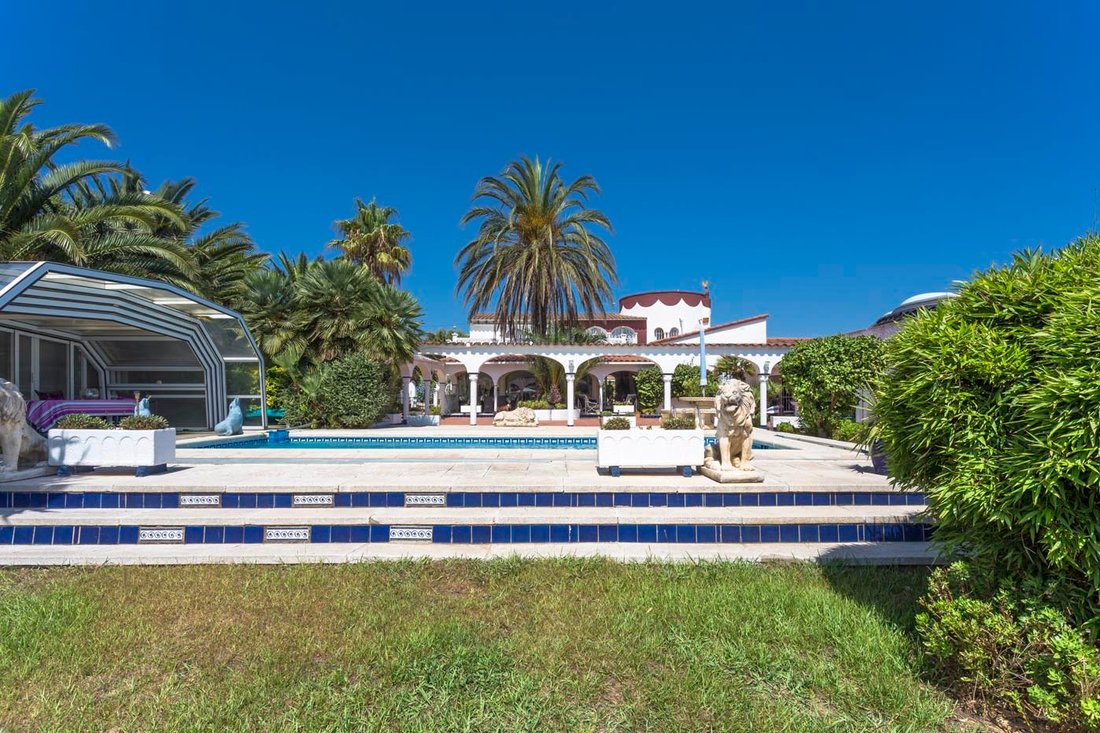 Fantastic Villa With Mooring Of 30 Meters In Empuriabrava, Catalonia, Spain For Sale (12678922)