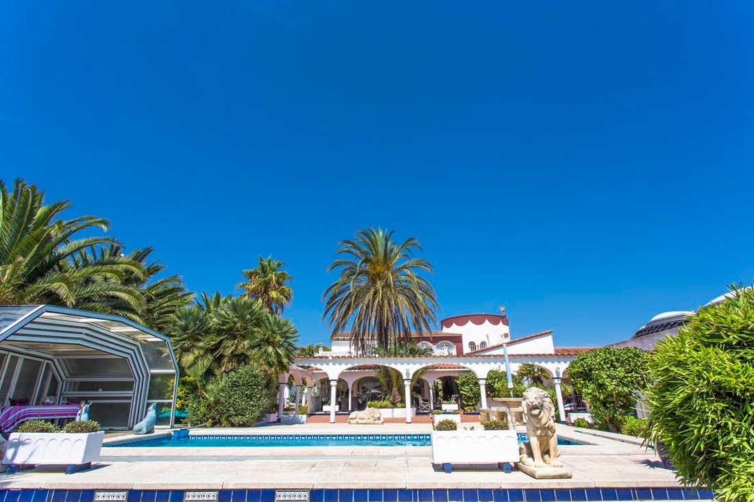 Fantastic Villa With Mooring Of 30 Meters In Empuriabrava, Catalonia, Spain For Sale (12678922)